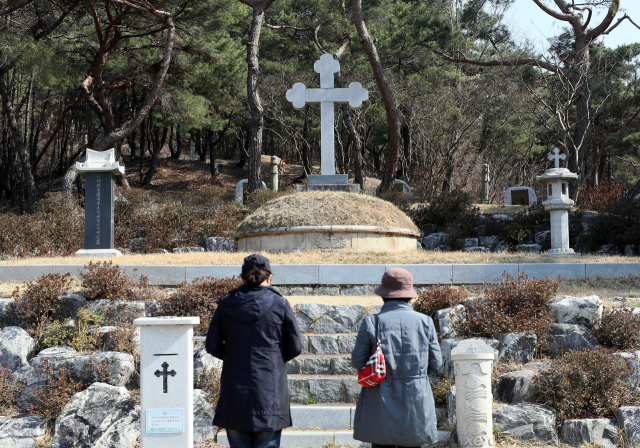 순교자 이선이의 묘. 이선이 엘리사벳은 1860년과 1866년 사이 칠곡에서 신나무골로 도망쳤다가, 한티까지 몰린 뒤 그곳에서 순교했다. 문중 선산에 있던 묘는 1984년 신나무골로 이장됐다. 매일신문 DB.