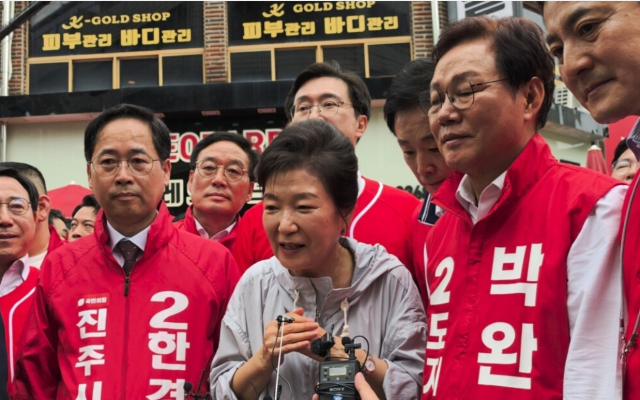 박근혜 전 대통령이 박완수 경남도지사 후보와 한경호 진주시장 후보를 향한 지지를 진주시민들에게 호소하고 있다.