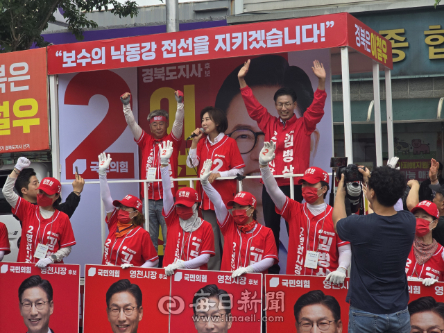 국민의힘 나경원(가운데) 국회의원이 영천공설시장 인근에서 김병삼(오른쪽) 영천시장 후보 지지 연설을 하고 있다. 독자 제공