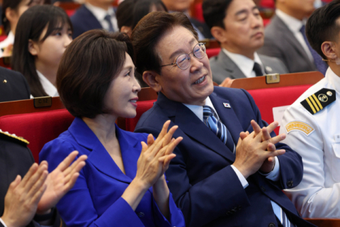 '파란 옷' 입고 PK찾은 李대통령 