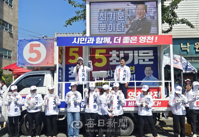 최기문 무소속 영천시장 후보가 영천공설시장 앞에서 지지를 호소하고 있다. 독자 제공