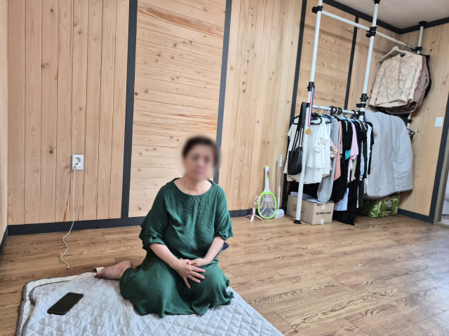 보증금 없이 월세 40만원을 내는 포항시 남구의 한 좁은 단칸방. 옥살이를 하는 동안 이전 살던 곳의 가재도구가 모두 처분돼 빈손으로 이사 온 탓에 방 안에는 가구 하나 없다. 차가운 장판 바닥에 홀로 앉은 엄마 이정현(가명) 씨의 모습이 출소 후 마주한 가혹한 현실을 고스란히 보여준다. 배형욱 기자