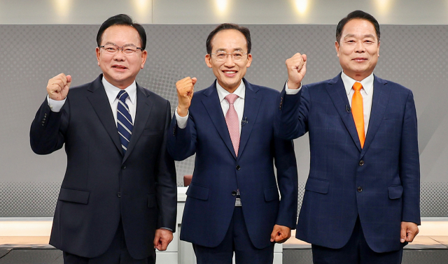 26일 대구 수성구 대구MBC에서 열린 제9회 전국동시지방선거 대구시장 후보자 토론회에서 후보자들이 시작에 앞서 기념 촬영을 하고 있다. 왼쪽부터 더불어민주당 김부겸, 국민의힘 추경호, 개혁신당 이수찬 후보. 연합뉴스