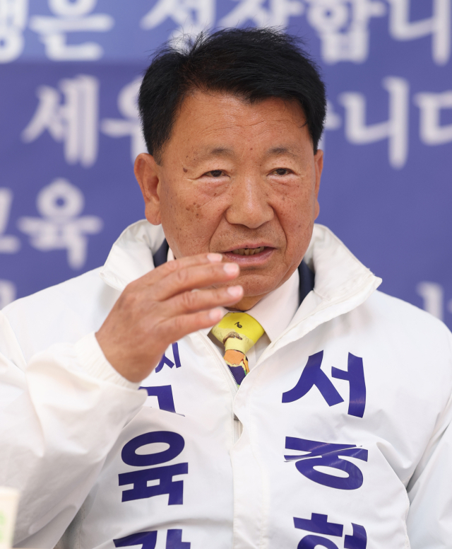 서중현 대구시교육감 후보가 27일 대구 중구 선거사무소에서 매일신문사와 인터뷰를 하고 있다. 안성완 기자 asw0727@imaeil.com