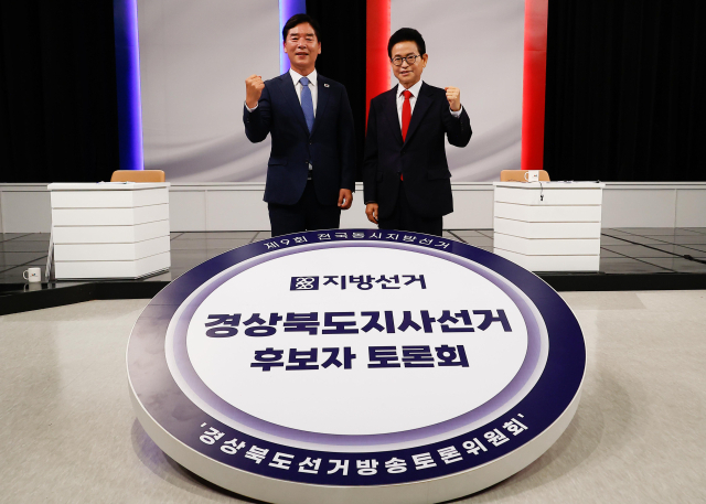 27일 오후 대구 수성구 대구 KBS에서 열린 제9회 전국동시지방선거 경북도지사 후보자 토론회에서 더불어민주당 오중기 후보(왼쪽)와 국민의힘 이철우 후보가 기념 촬영을 하고 있다. 연합뉴스
