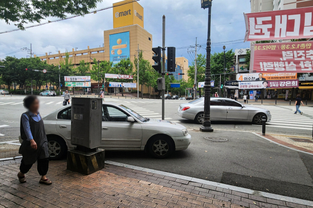지난 26일 만촌 이마트 앞 네거리 모습. 선거 현수막이 난립한 왕복 6차로와 4차로 차선이 교차하는 도로 위 건널목 바로 앞 인도 한 편에 선거 차량이 알박기 주차돼 있는 모습. 독자 제공