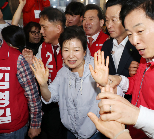 박근혜 전 대통령이 27일 울산시 남구 신정시장을 방문해 시민과 인사하고 있다. 박 전 대통령은 국민의힘 김두겸 울산시장 후보, 김태규 울산 남구갑 국회의원 후보 등에 대한 지지를 부탁했다. 연합뉴스