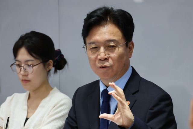 김영훈 고용노동부 장관이 27일 정부세종청사 고용노동부 기자실에서 열린 출입기자단 차담회에서 국민주권정부 1년간 이룬 성과와 삼성전자 노사문제 등 노동 현안에 대해 발언하고 있다. 연합뉴스