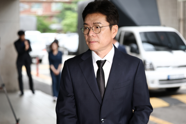 더불어민주당 정원오 서울시장 후보가 27일 국립중앙의료원 장례식장에 마련된 서울 서소문 고가차도 붕괴 희생자의 빈소로 향하고 있다. 연합뉴스