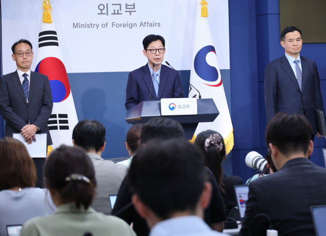 박윤주 외교부 1차관이 27일 오후 서울 종로구 정부서울청사 별관 외교부에서 호르무즈 해협에서 피격된 한국 선박 HMM 나무호 조사결과 브리핑을 하고 있다. 연합뉴스