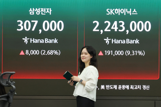 27일 서울 중구 하나은행 본점 딜링룸 현황판에 삼성전자, SK하이닉스 종가가 표시돼 있다. 이날 삼성전자는 전장보다 2.68% 오른 30만7천원에, SK하이닉스는 9.31% 폭등한 224만3천원에 거래를 마쳤다. 코스피는 전장보다 181.19p 오른 8,228.70으로 마감하며 사상 최고치를 또 경신했다. 연합뉴스