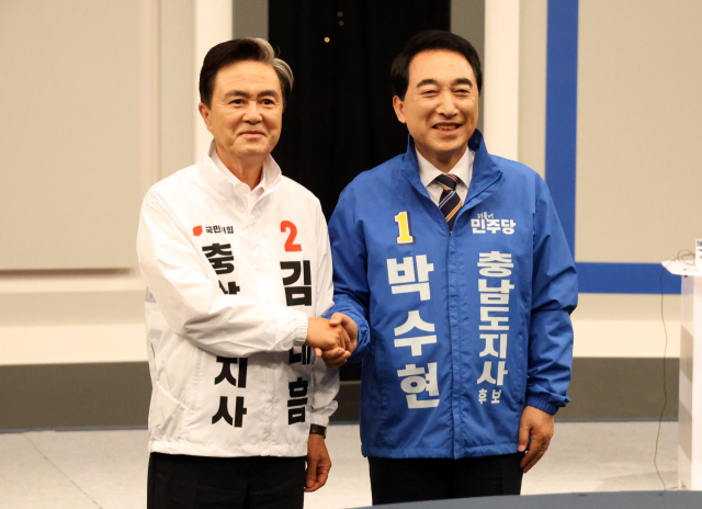 충남지사 선거에 출마한 김태흠 국민의힘 후보와 더불어민주당 박수현 후보가 지난 27일 TJB 대전방송에서 열린 충남선거방송토론위원회 주관 충남지사 후보 토론회에 참석해 기념사진을 찍고 있다. 연합뉴스
