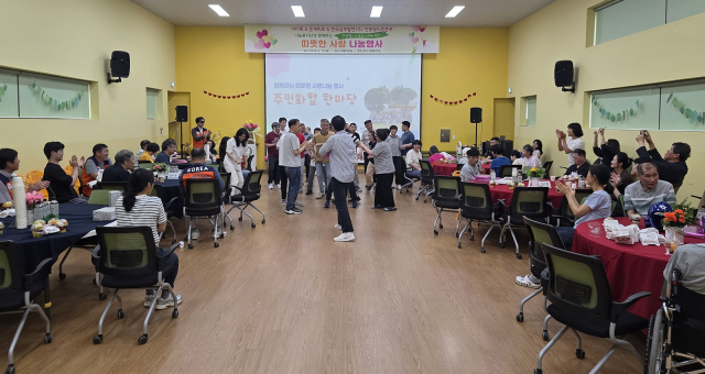 경북 아미회와 온새미로, 남부발전 안동빛드림본부 등은 지난 19일 애명 다온빌을 찾아 따뜻한 사랑나눔 행사를 가졌다. 안동시 제공