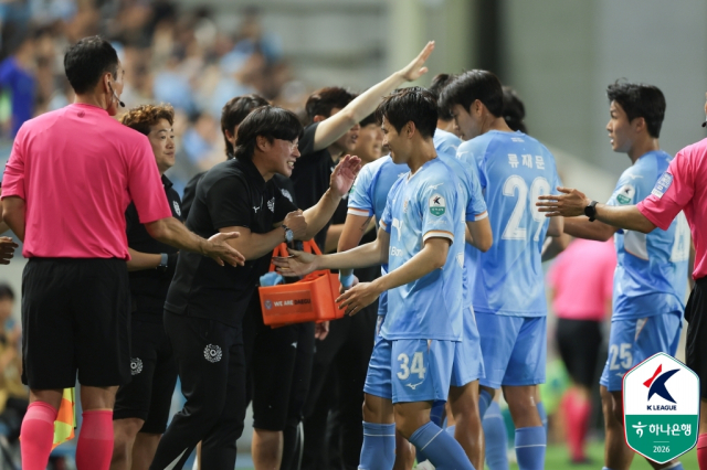 프로축구 K리그2 대구FC의 코칭 스태프들이 박기현(등번호 34)의 득점을 축하하고 있다. K리그 제공