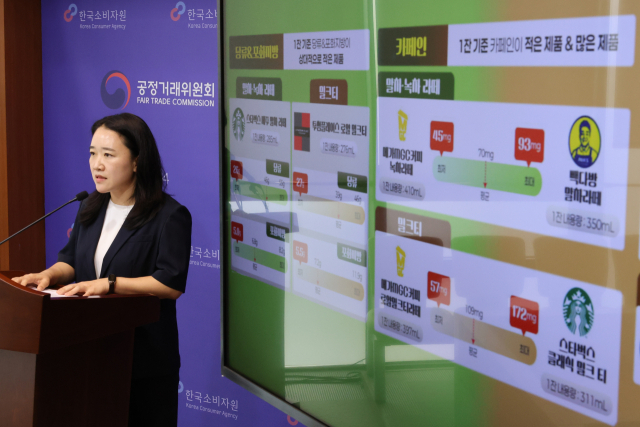 이정빈 한국소비자원 식품미생물팀장이 28일 정부세종청사 공정거래위원회 기자실에서 스타벅스, 빽다방 등 프랜차이즈 카페 차음료 12개 제품에 대한 비교 분석 결과를 발표하고 있다. 연합뉴스