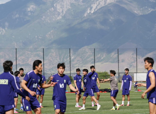 한국 축구대표팀 선수들이 27일(현지 시간) 오후 미국 유타주 헤리먼에 위치한 자이언스뱅크 트레이닝센터에서 훈련하며 대화하고 있다. 연합뉴스