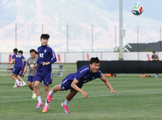 한국 축구대표팀의 오현규가 27일(현지 시간) 오후 미국 유타주 헤리먼에 위치한 자이언스뱅크 트레이닝센터에서 동료들과 함께 훈련하고 있다. 연합뉴스