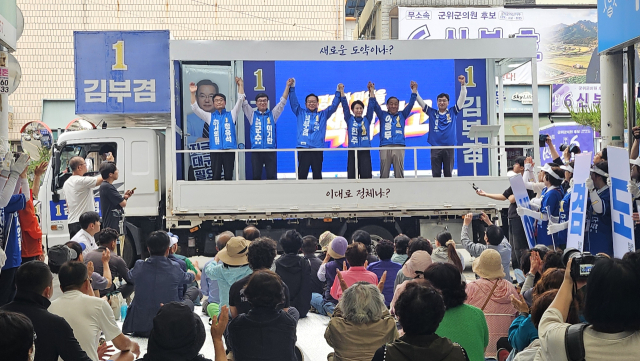 김부겸 더불어민주당 대구시장 후보는 28일 대구 군위군 군위읍 군위전통시장을 찾아 대구경북신공항 건설 사업의 조속 추진을 약속하며 지지를 호소했다. 장성현 기자.