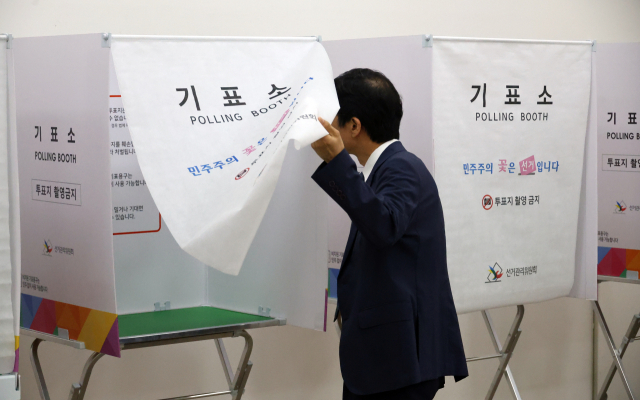 6·3 지방선거 사전투표를 하루 앞둔 28일 오후 대전 서구 대전시청 1층에 마련된 사전투표소에서 오영표 대전광역시선거관리위원회 위원장이 사전투표소 설비 및 모의시험 등 최종 준비 상황을 점검하고 있다. 연합뉴스