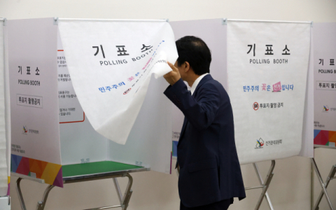 사전투표 독려 나선 여야, 김부겸·추경호도 첫날부터 투표장으로