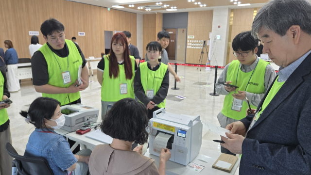 대구시선거관리위원회의 공정선거참관단이 28일 오후 경산시 북부동 사전투표소에서 열린 사전투표 모의시험 운영 과정을 참관하고 있다. 강은경 기자 ekkang@imaeil.com