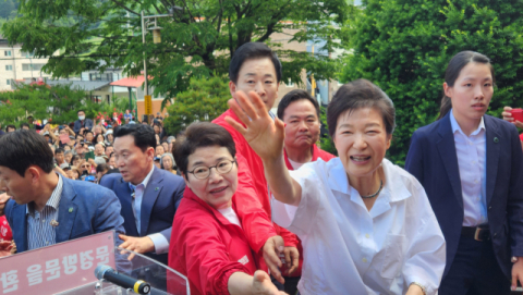 박근혜, 20년 만에 문경 청운각 방문… 문경·상주 시민 수천명 운집