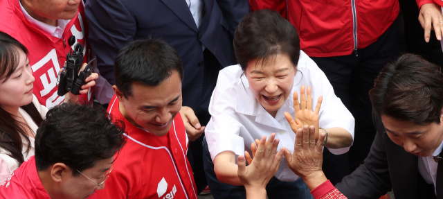 존재감 과시한 朴 전 대통령…보수 재편서 역할 전망도