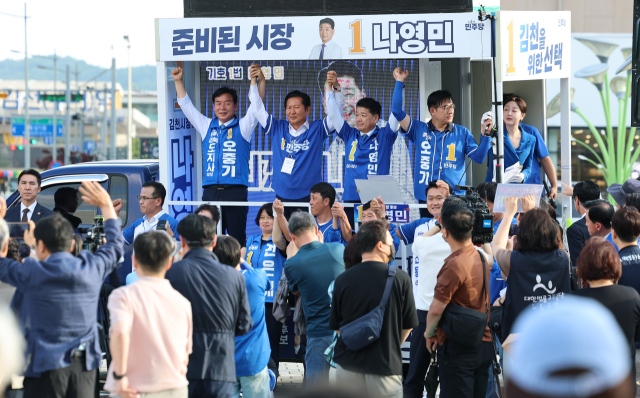 더불어민주당 정청래 총괄상임선거대책위원장이 28일 경북 김천 혁신도시 중심 상권 내 사거리에서 오중기 경북도지사 후보와 나영민 김천시장 후보에 대해 지지를 호소하고 있다. 연합뉴스