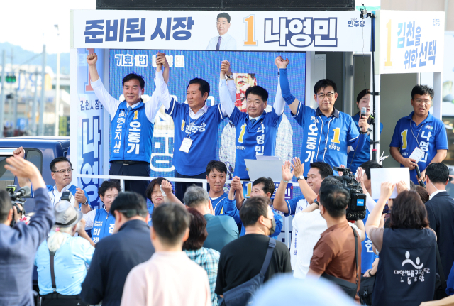 더불어민주당 정청래 총괄상임선거대책위원장이 28일 경북 김천 혁신도시 중심 상권 내 사거리에서 오중기 경북도지사 후보와 나영민 김천시장 후보에 대해 지지를 호소하고 있다. 연합뉴스