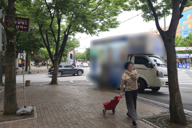 보도 알박기 주차·현수막 공해까지…선거운동은 치외법권?