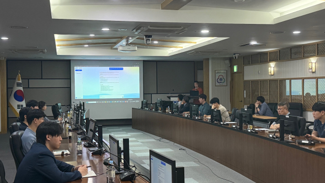 부산항만공사(BPA) 건설본부 직원들이 새로 개발된 항만건설용 AI 챗봇 기능을 시연·학습하고 있다. [사진=부산항만공사]