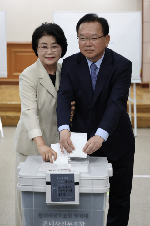 [포토뉴스] 사전투표 하는 김부겸 부부