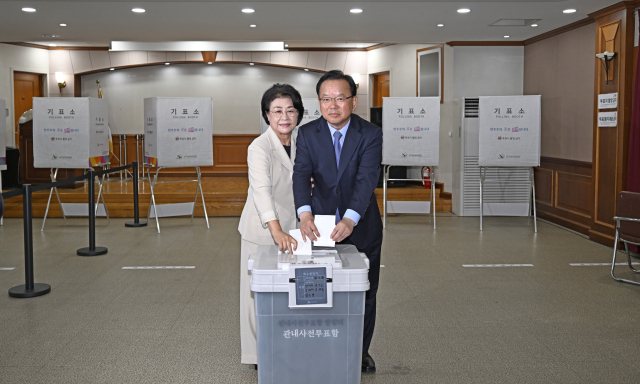 김부겸 더불어민주당 대구시장 후보와 배우자 이유미 여사가 6·3 지방선거 사전투표 첫날인 29일 오전 대구 수성구 고산2동 행정복지센터에 마련된 사전투표소에서 투표하고 있다. 김영진 기자 kyjmaeil@imaeil.com