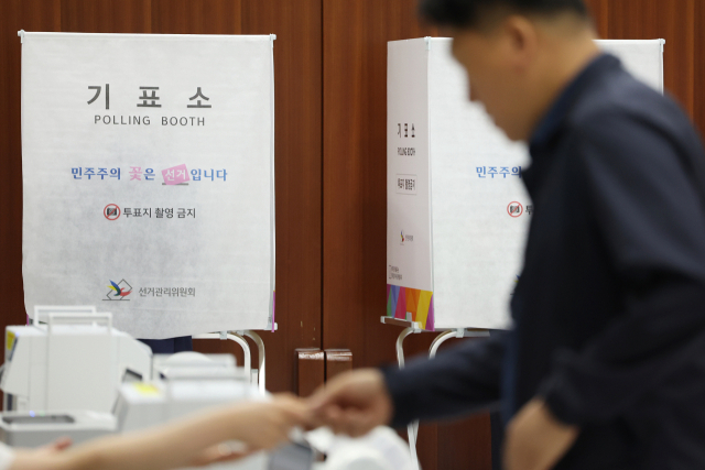 대구 기표소서 '이미 투표된 용지' 발견…한때 항의 소동