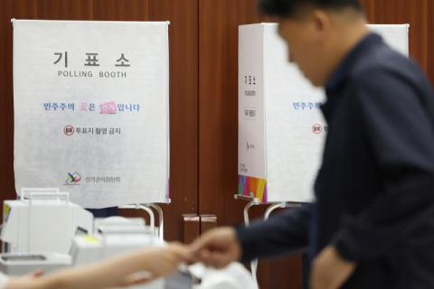 대구 사전투표소 기표소서 '이미 투표된 용지' 발견…한때 항의 소동
