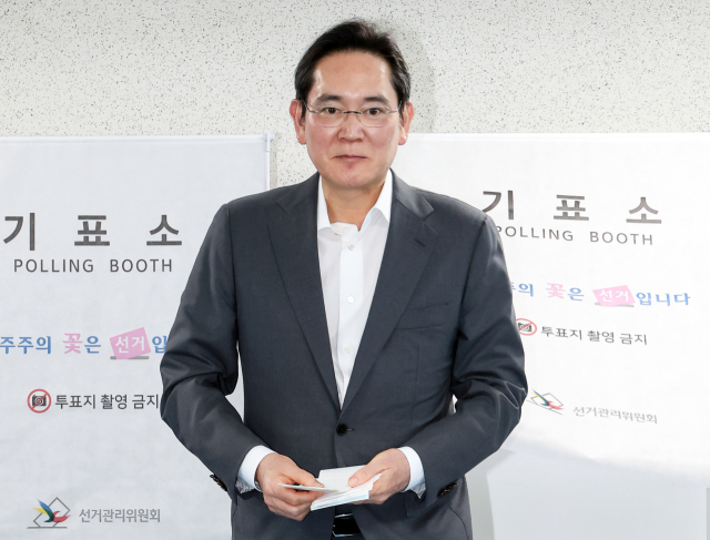 이재용 삼성전자 회장이 29일 서울 용산구 한남동 주민센터에 마련된 제9회 전국동시지방선거 사전투표소에서 투표하고 있다. 연합뉴스
