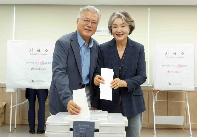 문재인 전 대통령과 김정숙 여사가 6·3지방선거 사전투표 첫날인 29일 경남 양산시 하북면 주민자치센터에 마련된 사전투표소에서 투표하고 있다. 연합뉴스