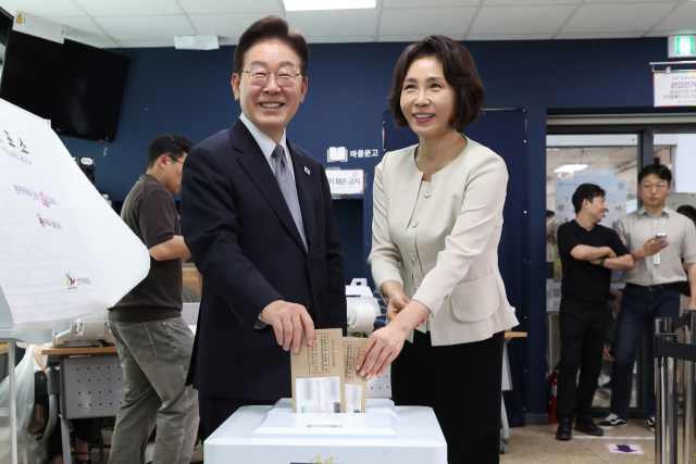 이재명 대통령과 김혜경 여사가 제9회 전국동시지방선거 사전투표 첫날인 29일 서울 종로구 삼청동 주민센터에 마련된 사전투표소에서 투표용지를 투표함에 넣고 있다. 연합뉴스