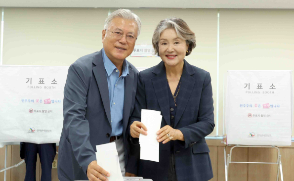 사전투표 마친 文 
