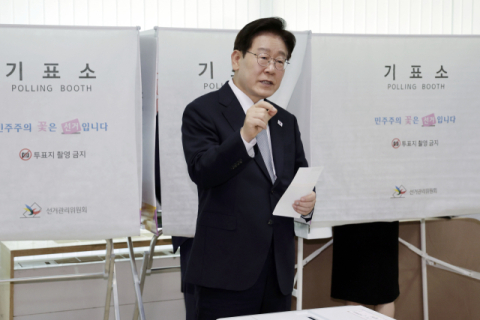 李, 기표소 나와 투표용지 들고 
