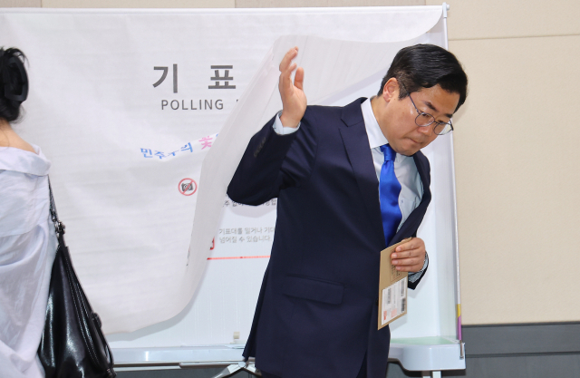 더불어민주당 박찬대 인천시장 후보가 6·3 지방선거 사전투표 첫날인 29일 인천 연수구 송도2동 행정복지센터에 마련된 사전투표소에서 투표하고 있다. 연합뉴스