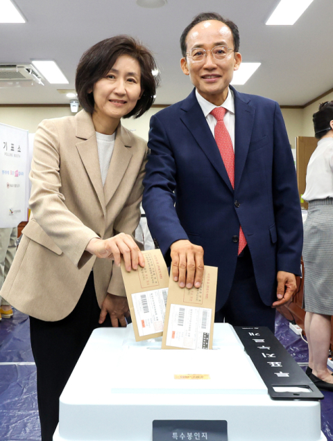 [포토뉴스] 사전투표 하는 추경호 후보 부부
