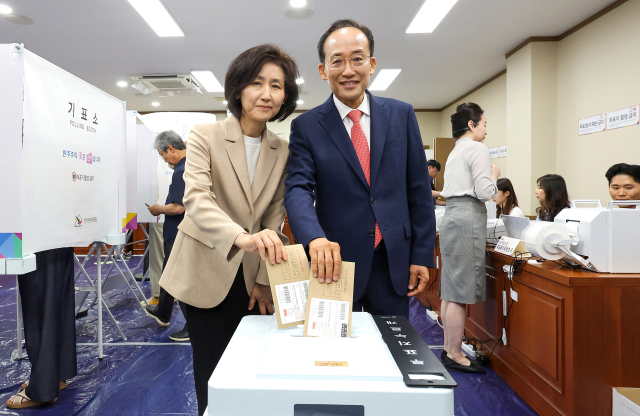 추경호 국민의힘 대구시장 후보와 부인 김희경씨가 제9회 전국동시지방선거 사전투표 첫날인 29일 대구 수성구 범어1동 사전투표소에서 투표하고 있다. 김영진 기자 kyjmaeil@imaeil.com