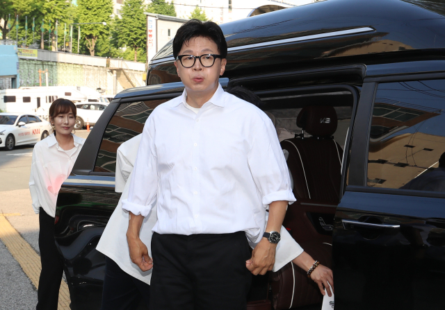 무소속 한동훈 부산 북갑 국회의원 보궐선거 후보가 29일 오전 부산 북구 만덕2동 행정복지센터에 마련된 사전투표소에 도착하고 있다. 연합뉴스