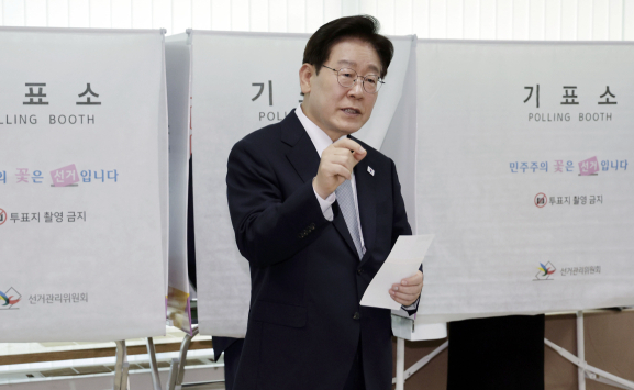 기표소 나왔다 다시 들어간 李…국힘 