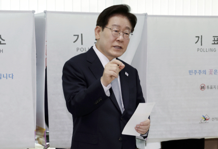 기표소 나왔다 다시 들어간 李…국힘 