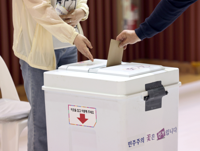 6·3 지방선거 및 국회의원 재·보궐선거 사전투표 둘째 날인 30일 오전 울산 울주군 국민체육센터에 마련된 범서읍 사전투표소에서 한 유권자가 기표를 마친 투표지를 투표함에 넣고 있다. 연합뉴스