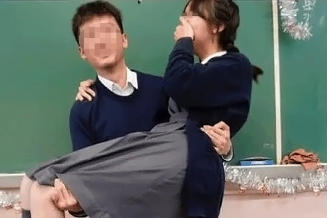 홍콩에서 한 남교사가 교실에서 여학생을 