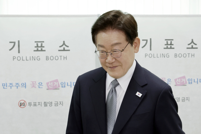 이재명 대통령이 제9회 전국동시지방선거 사전투표 첫날인 29일 서울 종로구 삼청동 주민센터에 마련된 사전투표소에서 투표를 마친 뒤 기표소에서 나오고 있다. 연합뉴스