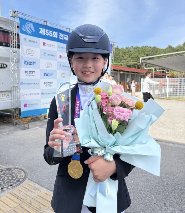 제55회 전국소년체육대회에서 안동시선수단이 우수한 성적을 거두었다. 사진은 승마 12세 이하부 최우수선수상을 받은 송현초 이윤솔 선수. 안동시체육회 제공